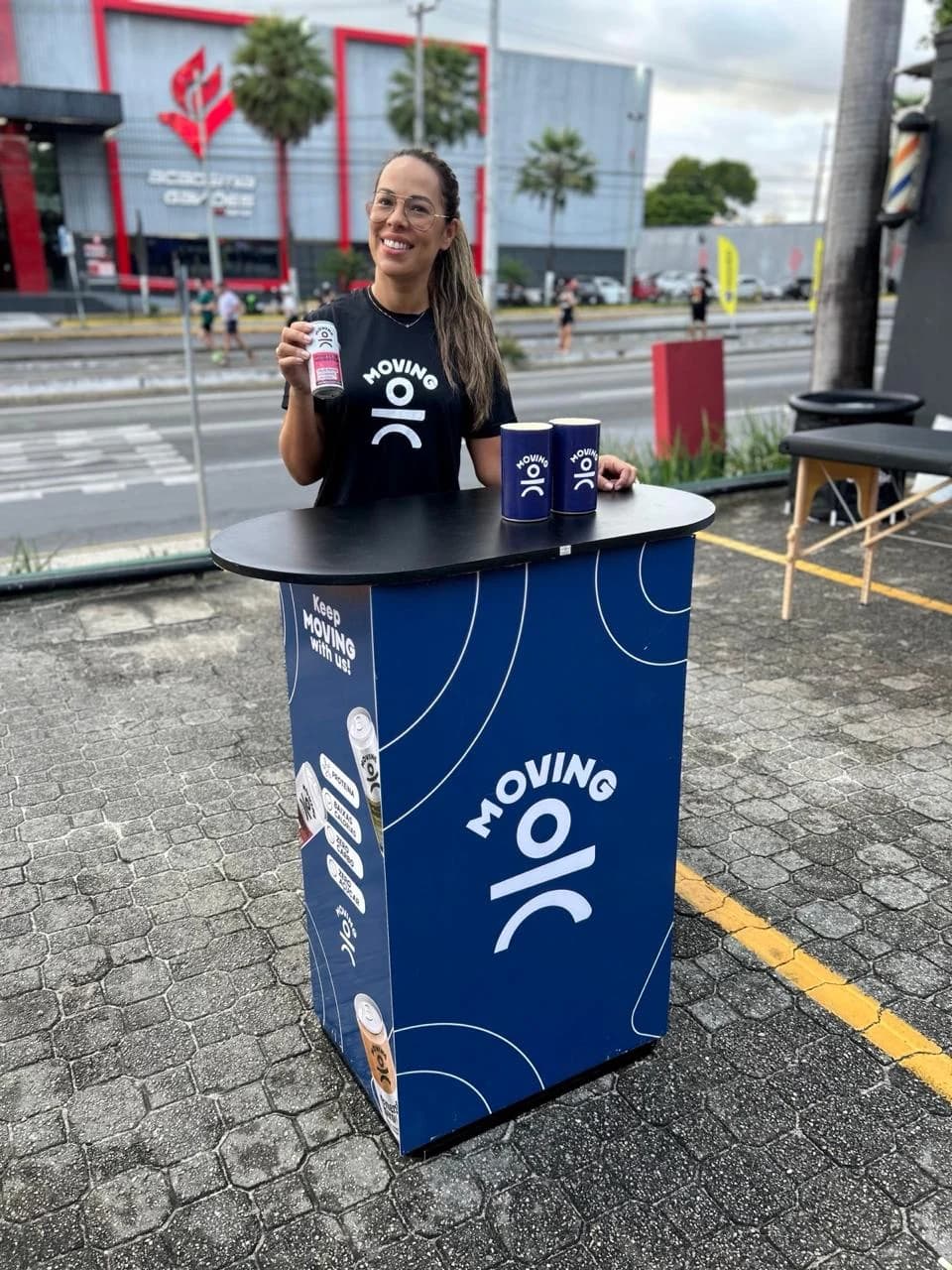 Profissional da Multiplique em ação de degustação no ponto de venda