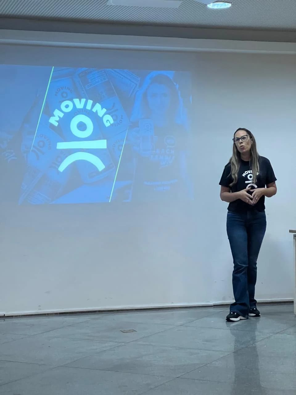 Profissional da Multiplique conduzindo apresentação para uma equipe